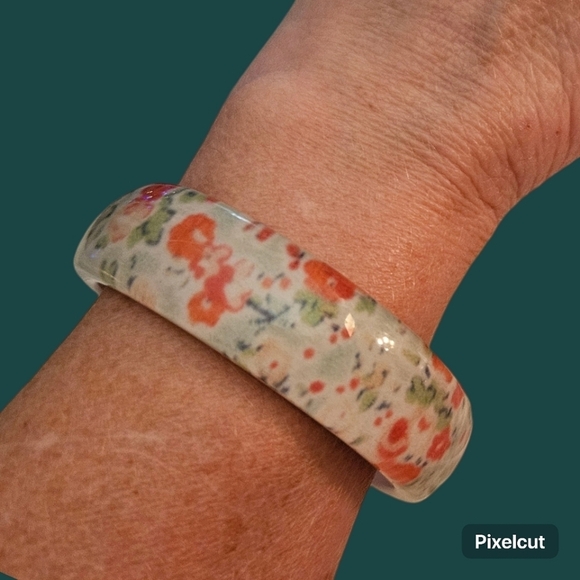 3/$30 Floral Acrylic Bangle Bracelet - Picture 1 of 6